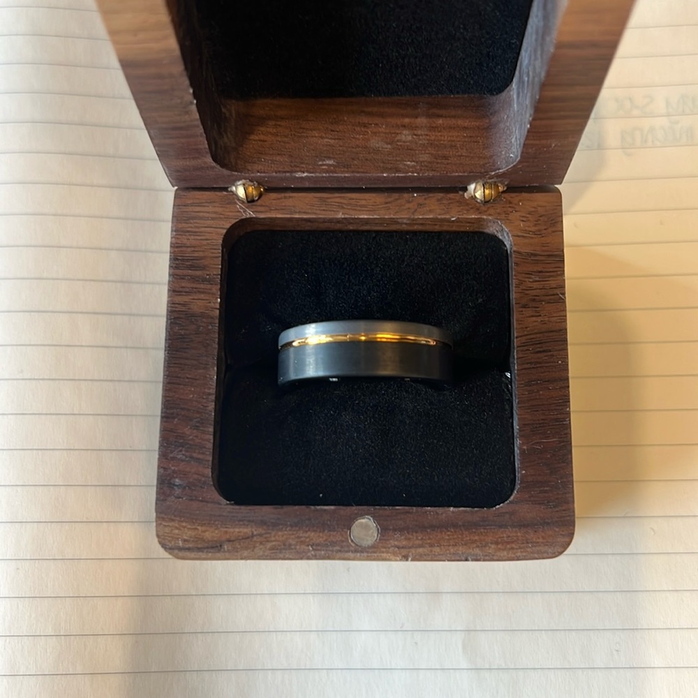 Saga Band Men’s Wedding Band